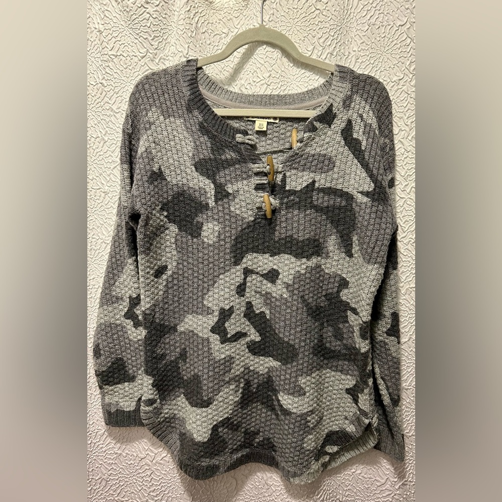 Ruff Hewn black and grey camo-print sweater with wood buttons. Size XS.